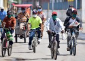 Ciudadanos cubanos recorren las calles de Bayamón, utilizando mascarillas.