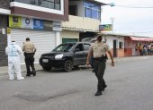 Asesinato. En Santa Elena, un ciudadano murió tras recibir varios disparos justo al llegar a un local en de transacciones bancarias. Él estaba junto a su familia.