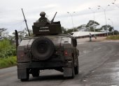 Un vehículo de la Armada Nacional de Colombia presta seguridad hoy en Buenaventura, donde mañana se llevará a cabo la Cumbre Presidencial de la Alianza del Pacífico, en el departamento de Valle del Cauca (Colombia). Los enfrentamientos entre bandas locales que han dejado más de medio millar de desplazados en la ciudad de Buenaventura alertaron este martes a organismos estatales, cuando falta un día para que varios presidentes se reúnan en esta ciudad colombiana del Pacífico en la Cumbre de la Alianza del Pacífico. EFE/Ernesto Guzmán