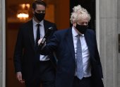 Surgen nuevas pruebas que dificultan aún más el futuro político del primer ministro Boris Johnson, tras un escándalo por una fiesta/ ANDY RAIN
