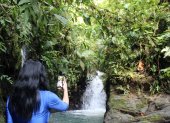 Una turista toma foto a un paisaje de Ecuador.