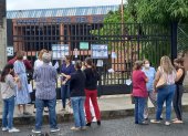 Padres de familia en las afueras del colegio Balandra a espera de que sus hijos accedan a clases presenciales.