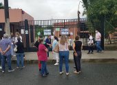 Padres de familia acompañan a sus hijos al ingreso al colegio Balandra Cruz del Sur, que fue clausurado por el Municipio de Guayaquil por dar clases presenciales.