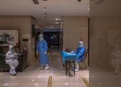 Trabajadores de la salud con equipo protector esperan en un hotel, dentro de la "burbuja" de los Juegos Olímpicos Covid-19, en Pekín, China, la ciudad anfitriona de los Juegos Olímpicos de Invierno de 2022, tras detectar su primer caso transmitido localmente de la variante Omicron COVID-19 .