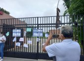 Los sellos de clausura del Municipio de Guayaquil en la puerta de ingreso del colegio Balandra.