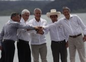 l ministro de Comercio e Industria de Singapur, Gan Kim Yong (i), el secretario de hacienda de México, Rogelio Ramirez (2-i), El presidente de Chile, Sebastián Piñera (3-i), el presidente de Colombia, Iván Duque (3-d), el presidente de Perú, Pedro Castillo (2-d), y el presidente de Ecuador, Guillermo Lasso (d) posan para una fotografía durante la instalación de la XVI Cumbre Alianza del Pacífico.