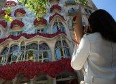 Vista de la fachada de la modernista Casa Batllò decorada con rosas.