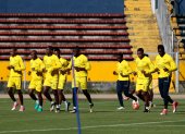 Los jugadores de la selección de fútbol de Ecuador participan en un entrenamiento en el estadio Olímpico Atahualpa, en Quito (Ecuador).