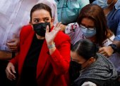 La presidenta electa de Honduras Xiomara Castro (i) saluda a su llegada a la sede del Congreso Nacional , en Tegucigalpa. Gustavo Amador / EFE