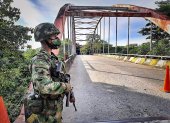 Un soldado monta guardia junto a un puente