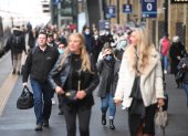 London (United Kingdom), 27/01/2022.- Passengers arrive at Kings Cross Station in London, Britain, 27 January 2022. As part of the lifting of Plan B restrictions in England, it is no longer legally compulsory to wear masks in indoor venues. However, some rail companies and Transport For London (TFL) still require passengers to wear face coverings. (Reino Unido, Londres) EFE/EPA/NEIL HALL
