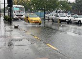 La avenida 25 de julio, una de las principales arterias de la ciudad se encuentra llena de agua.