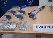 Armas y dinero incautados a los sospechosos de tráfico de drogas en Durán.