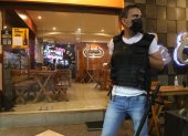 La escasez de clientes por la delincuencia se hace más notoria en restaurantes, donde existe personal encargado de alertar a la policía sobre cualquier acto irregular que comprometa la seguridad.

La escasez de clientes por la delincuencia se hace más notoria en restaurantes, donde existe personal encargado de alertar a la policía sobre cualquier acto irregular que comprometa la seguridad.

La escasez de clientes por la delincuencia se hace más notoria en restaurantes, donde existe personal encargado de alertar a la policía sobre cualquier acto irregular que comprometa la seguridad.
