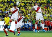 Luis Abram de Perú rechaza un balón, en un partido de las eliminatorias sudamericanas para el Mundial de Catar 2022 entre Colombia y Perú