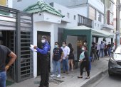 Personas acuden a realizar pruebas para saber si están contagiados o no.