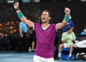 El tenista español Rafael Nadal celebra su victoria en la final individual masculina del Abierto de Australia de tenis disputada este domingo en Melbourne contra el ruso Daniil Medvede.