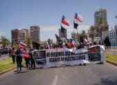 Cientos de personas marchan hoy contra la inmigración irregular y para pedir seguridad en la ciudad de Iquique