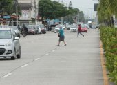 Muchos peatones se juegan la vida al tratar de cruzar la calle