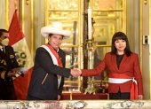 Pedro Castillo saluda a Mirtha Vásquez, quien fue su primera ministra y hoy abandona el cargo./ El País