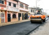 Maquinaria pesada trabaja en el reasfaltado de las calles del sur de Guayaquil