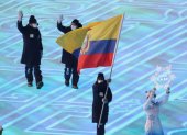 Sarah Escobar, deportista tricolor que participará en eslalon gigante, sostiene la bandera durante la ceremonia inaugural de los Juegos Olímpicos de Invierno, en Pekín.