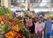 Mercado. En la Caraguay, ubicado al sur de Guayaquil, las personas recorren los puestos buscando ahorrar.