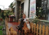 Momentos. La presidenta y fundadora, Sandra Ojeda, junto a las mascotas recogidas.