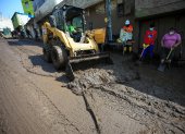 Organismos de búsqueda y rescate continúan con las labores de limpieza y remoción de escombros tras el aluvión del pasado lunes, en Quito (Ecuador).