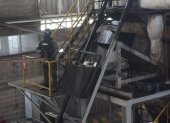 Incineración. Un elemento del grupo GEMA resguarda el proceso de quema en un horno del país.