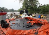 Trabajo. Las labores de limpieza del crudo derramado en Piedra Fina.