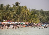 Turistas disfrutan de la playa en Boca Chica (República Dominicana), en una fotografía de archivo