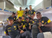 Parte de la delegación de Barcelona en el avión rumbo a Uruguay para medir al Montevideo City Torque.
