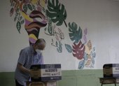 Un hombre vota durante las elecciones generales este 6 de febrero de 2022, en el colegio Liceo de Paz, en San José (Costa Rica).