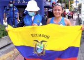 La ecuatoriana Glenda Morejón muestra la bandera tricolor tras lograr el primer lugar en los 20 kilómetros.