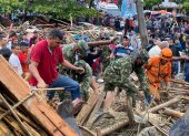 Soldados del Ejército de Colombia y rescatistas de la Defensa Civil, buscan sobrevivientes tras un deslizamiento de tierra causado por las fuertes lluvias que afectan la ciudad de Periera. Al menos seis personas murieron y otras 20 resultaron heridas por un deslizamiento de tierras causado por las lluvias que afectan a la ciudad colombiana de Pereira, capital del departamento de Risaralda (centro), informaron este martes fuentes oficiales. EFE/ EJERCITO DE COLOMBIA/SOLO USO EDITORIAL/ SOLO DISPONIBLE PARA ILUSTRAR LA NOTICIA QUE ACOMPAÑA (CRÉDITO OBLIGATORIO) /MÁXIMA CALIDAD DISPONIBLE