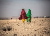 Dos mujeres caminan por la tierra árida de Somalilandia, en Somalia, donde la población vive las consecuencias de una severa sequía desde 2016. EFE/ Pablo Tosco/Archivo