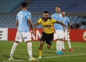 Gonzalo Mastriani (2-i) de Barcelona celebra un gol hoy, en un partido de la primera fase de Copa Libertadores entre Montevideo City Torque y Barcelona SC en el estadio Centenario en Montevideo (Uruguay).