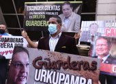 Acción. El ciudadano que lanzó lodo al alcalde Guarderas en el sector de La Comuna, fue uno de los que audió a protestar.