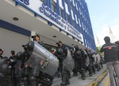 Un grupo de policías resguarda hoy, 9 de febrero de 2022, los exteriores del Consejo de Participación Ciudadana.