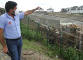 Geovanny Gordillo, gerente de la etapa Luna, de Villa Club, muestra los daños ocasionados por los trabajos de construcción de casas que se realizan en una urbanización colindante.