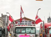Manifestantes antivacunas bloquean  una calle frente al edificio del Parlamento canadiense en Ottawa, Ontario (Canadá). Tras once días de protestas del movimiento antivacunas, que bloquea con camiones pesados el centro de Ottawa y el principal punto fronterizo con Estados Unidos, los manifestantes aseguran que no abandonarán su movilización hasta que caiga el Gobierno del primer ministro, Justin Trudeau. EFE/Julio César Rivas