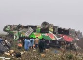 Fotografía cedida por New Noticias que muestra el bus accidentado hoy en una zona rural de la provincia de Pataz. Al menos 20 personas fallecieron y otras 33 resultaron heridas.