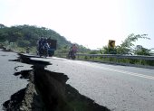 2016. El terremoto de 7,8 grados en la escala de Richter que sacudió a Ecuador afectó varias carreteras.