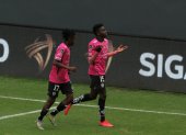 Maikel Caicedo (15) celebra el primer gol de los rayados ante Blooming.