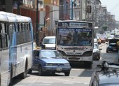 Agobio. Un conductor busca la manera de huir en pleno centro de Guayaquil, luego de que un conductor de bus, en plena vía, frene para dejar un pasajero y otro intente avanzar.