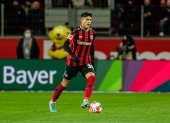El defensa ecuatoriano Piero Hincapié como titular en Bayer Leverkusen contra Stuttgart en la Bundesliga