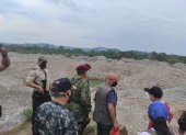 Operación. Los ministros de Defensa Luis Hernández y de Gobierno Alexandra Vela, en el sitio de la minería ilegal.
