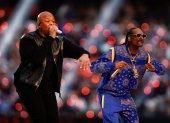 Los raperos estadounidenses Dr. Dre (i) y Snoop Dogg (d) fueron registrados este domingo, durante el espectáculo del medio tiempo del Super Bowl LVI
