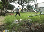 Para caminar dentro de los parques hay que sortear la maleza, la basura, los mosquitos y los delincuentes que han invadido estas áreas.